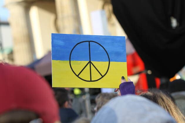 Germany: Peace Concert at the Brandenburg Gate Many well-known artists are taking a stand against Russia s attack on Ukraine. According to a police spokesman, around 15,000 people are at the Sound of Peace solidarity rally at the Brandenburg Gate. Berlin Berlin Mitte Germany Copyright: SimonexKuhlmey