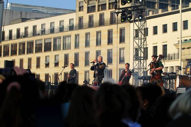 Germany: Peace Concert at the Brandenburg Gate Berlin. In extremo on the stage of the solidarity rally Sound of Peace at the Brandenburg Gate. In Extremo is a German band. The group of six was founded in Berlin in 1995. Berlin Germany Copyright: SimonexKuhlmey