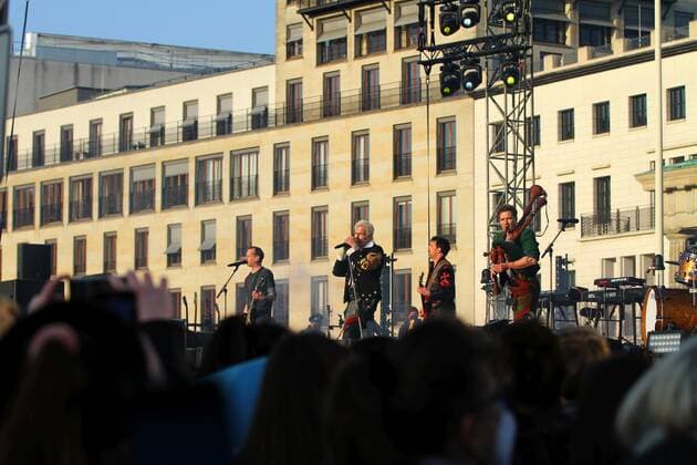 Germany: Peace Concert at the Brandenburg Gate Berlin. In extremo on the stage of the solidarity rally Sound of Peace at the Brandenburg Gate. In Extremo is a German band. The group of six was founded in Berlin in 1995. Berlin Germany Copyright: SimonexKuhlmey