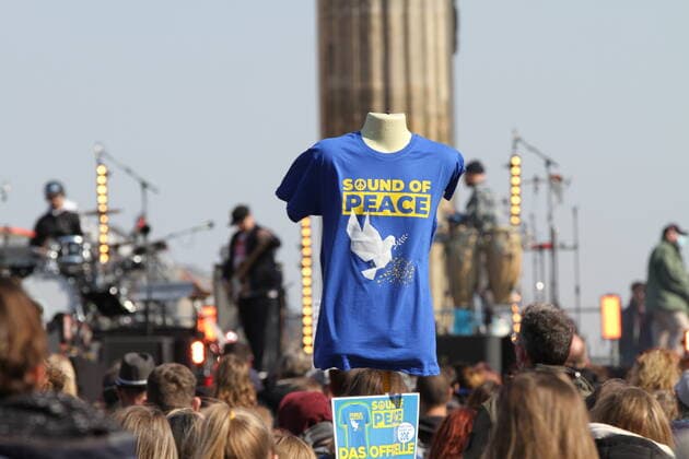 Germany: Peace Concert at the Brandenburg Gate Many well-known artists are taking a stand against Russia s attack on Ukraine. According to a police spokesman, around 15,000 people are at the Sound of Peace solidarity rally at the Brandenburg Gate. Berlin Berlin Mitte Germany Copyright: SimonexKuhlmey