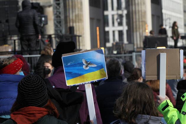Germany: Peace Concert at the Brandenburg Gate Many well-known artists are taking a stand against Russia s attack on Ukraine. According to a police spokesman, around 15,000 people are at the Sound of Peace solidarity rally at the Brandenburg Gate. Berlin Berlin Mitte Germany Copyright: SimonexKuhlmey