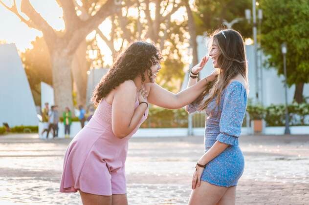Zwei glückliche Mädchen lachen auf der Straße, zwei Frauen reden und lachen auf der Straße, zwei Frauen haben Spaß Copyright: imageBROKER/IsaixHernandez ibxiih08191096