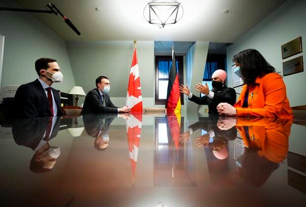 Kanada, Nils Schmid, SPD, trifft NDP Chef Jagmeet Singh in Ottawa March 30, 2022, Ottawa, Ontario, Canada: NDP leader Jagmeet Singh and NDP member of Parliament Heather McPherson, right, meet with Social Democratic Party of Germany delegation members Nils Schmid, back left, Sitting member of the Social Democratic Party and parliamentary group spokesperson for foreign affairs in the German Bundestag and Matthias Jobelius, Friedrich-Ebert-Stiftung, left, on Parliament Hill in Ottawa on Wednesday, March 30, 2022. Ottawa Canada - ZUMAc35_ 20220330_zaf_c35_074 Copyright: xSeanxKilpatrickx