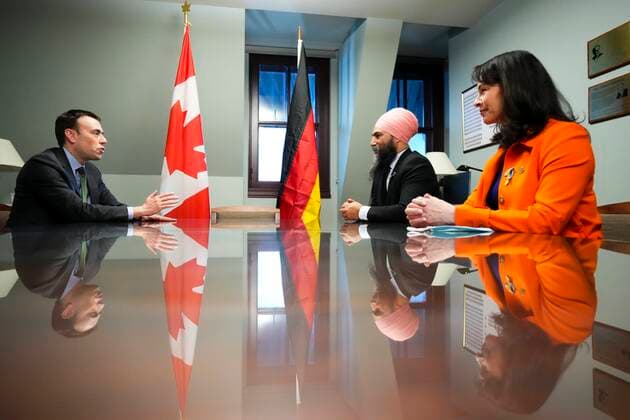 Kanada, Nils Schmid, SPD, trifft NDP Chef Jagmeet Singh in Ottawa March 30, 2022, Ottawa, Ontario, Canada: NDP leader Jagmeet Singh and NDP member of Parliament Heather McPherson, right, Sitting member of the Social Democratic Party and parliamentary group spokesperson for foreign affairs in the German Bundestag, as he visits Parliament Hill in Ottawa on Wednesday, March 30, 2022. Ottawa Canada - ZUMAc35_ 20220330_zaf_c35_075 Copyright: xSeanxKilpatrickx