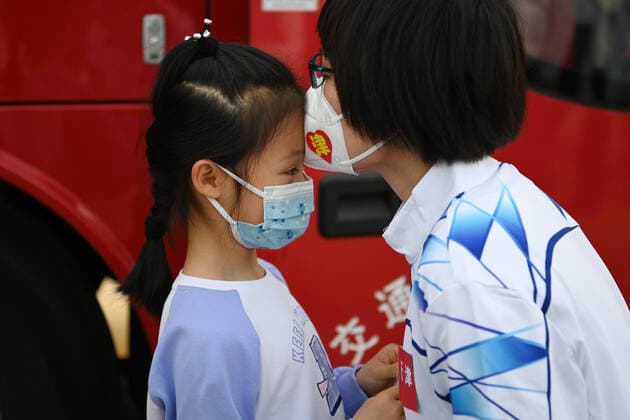 Coronavirus, Eindrücke aus China (220411) -- TIANJIN, April 11, 2022 -- Xu Ning kissed her daughter before leaving for Shanghai, in north China s Tianjin, April 11, 2022. Tianjin sent a team of 78 traditional Chinese medicine (TCM) medical workers to help Shanghai fight COVID-19 pandemic on Monday. Xu Ning, a deputy chief physician from the First Teaching Hospital of Tianjin University of Traditional Chinese Medicine, is one of them. Over the past two years, she has been in the wards of Tianjin Haihe Hospital for many times to fight against the pandemic, and gained a lot of experience in TCM treatment. ) CHINA-TIANJIN-TCM-MEDICAL TEAM-SHANGHAI-AID (CN) LixRan
