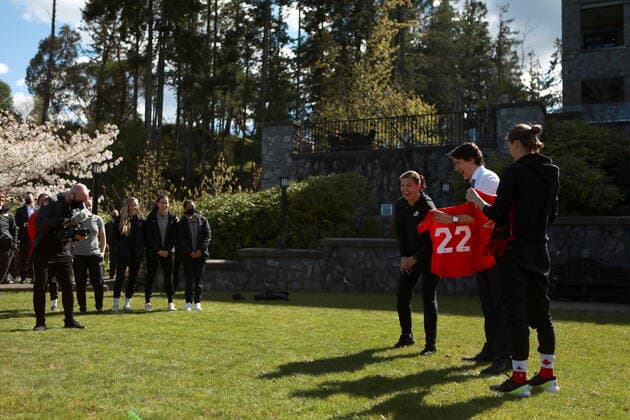 April 11, 2022, LANGFORD, BC, CAN: Prime Minister Justin Trudeau shares a laugh with Canada s Christine Sinclair, left, and Stephanie Labbe after being presented with an honourary team jersey during a surprise visit to the women s national soccer team warmup while at Bear Mountain Resort to wish them good luck before their game tonight in Langford, B.C., Monday, April 11, 2022. LANGFORD CAN - ZUMAc35_ 20220411_zaf_c35_081 Copyright: xChadxHipolitox