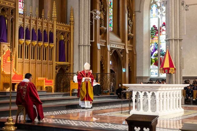 April 15, 2022, Toronto, ON, CAN: Cardinal Thomas Collins, the Archbishop of Toronto, walks to the pulpit to deliver a sermon as worshippers attend a Good Friday service at St. Michael s Cathedral Basilica, in Toronto, Friday, April 15, 2022. Toronto CAN - ZUMAc35_ 20220415_zaf_c35_004 Copyright: xChrisxYoungx