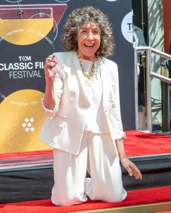 April 22, 2022, Los Angeles, California, USA: Actress LILY TOMLIN signs her name during Hand and Footprint Ceremony at the 2022 TCM Classic Film Festival. Hollywood USA - ZUMAa123 20220422_zaa_a123_034 Copyright: xBillyxBennightx