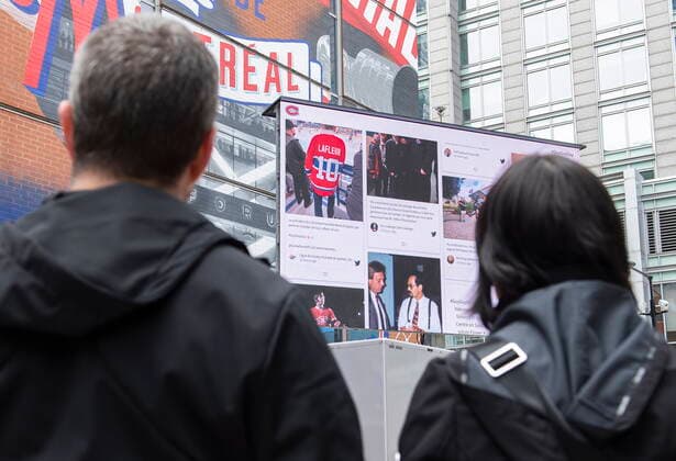 April 23, 2022, Montreal, PQ, Canada: People look up at a screen displaying messages of condolences and memories for Montreal Canadiens legend Guy Lafleur outside the Bell Centre in Montreal, Saturday, April 23, 2022. Lafleur passed away Friday at the age of 70. Montreal Canada - ZUMAc35_ 20220423_zaf_c35_018 Copyright: xGrahamxHughesx