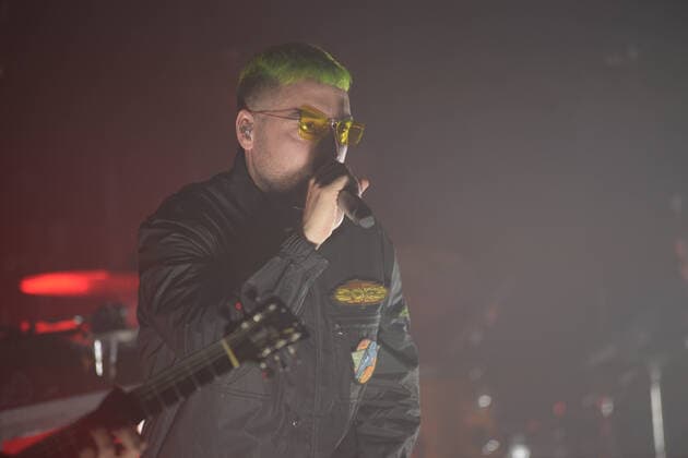 Coez Konzert in Neapel Italy: Coez performs in Naples Silvano Albanese, better known by his many fans as Coez, was born in Nocera Inferiore on 11 July 1983. He performed live this evening at the Duel Club in Pozzuoli (Naples, Italy) He is a rapper and songwriter who has managed to establish himself overwhelmingly in the Italian music scene. With his first album, released in 2013, he placed himself in the top ten of the GFK chart, remaining in this position for a month. Coez s music immediately conquered radio, TV, social media and print media, so much so that it deserved numerous articles in authoritative newspapers such as Corriere della Sera, Vanity Fair, Repubblica and Rolling Stone. He made it to the finals at the 2013 Music Summer Festival and was chosen as Copyright: MarianoxMontella