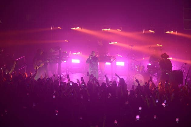 Coez Konzert in Neapel Italy: Coez performs in Naples Silvano Albanese, better known by his many fans as Coez, was born in Nocera Inferiore on 11 July 1983. He performed live this evening at the Duel Club in Pozzuoli (Naples, Italy) He is a rapper and songwriter who has managed to establish himself overwhelmingly in the Italian music scene. With his first album, released in 2013, he placed himself in the top ten of the GFK chart, remaining in this position for a month. Coez s music immediately conquered radio, TV, social media and print media, so much so that it deserved numerous articles in authoritative newspapers such as Corriere della Sera, Vanity Fair, Repubblica and Rolling Stone. He made it to the finals at the 2013 Music Summer Festival and was chosen as Copyright: MarianoxMontella