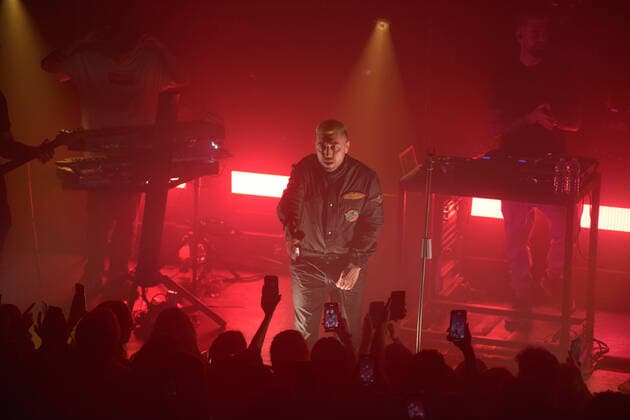 Coez Konzert in Neapel Italy: Coez performs in Naples Silvano Albanese, better known by his many fans as Coez, was born in Nocera Inferiore on 11 July 1983. He performed live this evening at the Duel Club in Pozzuoli (Naples, Italy) He is a rapper and songwriter who has managed to establish himself overwhelmingly in the Italian music scene. With his first album, released in 2013, he placed himself in the top ten of the GFK chart, remaining in this position for a month. Coez s music immediately conquered radio, TV, social media and print media, so much so that it deserved numerous articles in authoritative newspapers such as Corriere della Sera, Vanity Fair, Repubblica and Rolling Stone. He made it to the finals at the 2013 Music Summer Festival and was chosen as Copyright: MarianoxMontella