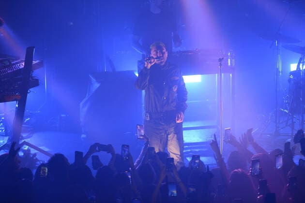 Coez Konzert in Neapel Italy: Coez performs in Naples Silvano Albanese, better known by his many fans as Coez, was born in Nocera Inferiore on 11 July 1983. He performed live this evening at the Duel Club in Pozzuoli (Naples, Italy) He is a rapper and songwriter who has managed to establish himself overwhelmingly in the Italian music scene. With his first album, released in 2013, he placed himself in the top ten of the GFK chart, remaining in this position for a month. Coez s music immediately conquered radio, TV, social media and print media, so much so that it deserved numerous articles in authoritative newspapers such as Corriere della Sera, Vanity Fair, Repubblica and Rolling Stone. He made it to the finals at the 2013 Music Summer Festival and was chosen as Copyright: MarianoxMontella