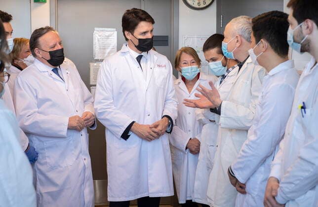 Kanada, Justin Trudeau eröffnet Forschungseinrichtung für Moderna-Impfstoffe in Montreal April 29, 2022, Montreal, PQ, Canada: Prime Minister Justin Trudeau, right, and Quebec Premier Francois Legault, left, tour a research lab at McGill University prior to an announcement of the opening of a Moderna vaccine production and research facility in Montreal, Friday, April 29, 2022. Montreal Canada - ZUMAc35_ 20220429_zaf_c35_002 Copyright: xGrahamxHughesx