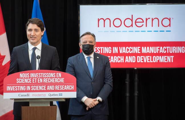 Kanada, Justin Trudeau eröffnet Forschungseinrichtung für Moderna-Impfstoffe in Montreal April 29, 2022, Montreal, PQ, Canada: Quebec Premier Francois Legault, right, looks on as Prime Minister Justin Trudeau speaks during an announcement of the opening of a Moderna vaccine production and research facility in Montreal, Friday, April 29, 2022. Montreal Canada - ZUMAc35_ 20220429_zaf_c35_003 Copyright: xGrahamxHughesx