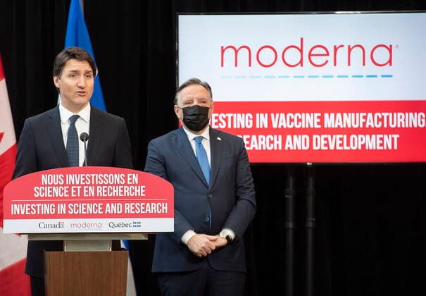 Kanada, Justin Trudeau eröffnet Forschungseinrichtung für Moderna-Impfstoffe in Montreal April 29, 2022, Montreal, PQ, Canada: Quebec Premier Francois Legault, right, looks on as Prime Minister Justin Trudeau speaks during an announcement of the opening of a Moderna vaccine production and research facility in Montreal, Friday, April 29, 2022. Montreal Canada - ZUMAc35_ 20220429_zaf_c35_004 Copyright: xGrahamxHughesx
