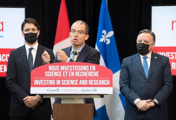 Kanada, Justin Trudeau eröffnet Forschungseinrichtung für Moderna-Impfstoffe in Montreal April 29, 2022, Montreal, PQ, Canada: Quebec Premier Francois Legault, right, and Prime Minister Justin Trudeau, left, look on as Moderna global CEO Stephane Bancel speaks during an announcement of the opening of a Moderna vaccine production and research facility in Montreal, Friday, April 29, 2022. Montreal Canada - ZUMAc35_ 20220429_zaf_c35_010 Copyright: xGrahamxHughesx