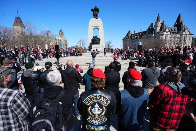 April 30, 2022, Ottawa, ON, CANADA: Participants gather to listen to Neil Sheard, an organizer, at the National War Memorial during a demonstration, part of a convoy-style protest participants are calling Rolling Thunder , in Ottawa, Saturday, April 30, 2022. Ottawa CANADA - ZUMAc35_ 20220430_zaf_c35_023 Copyright: xSeanxKilpatrickx