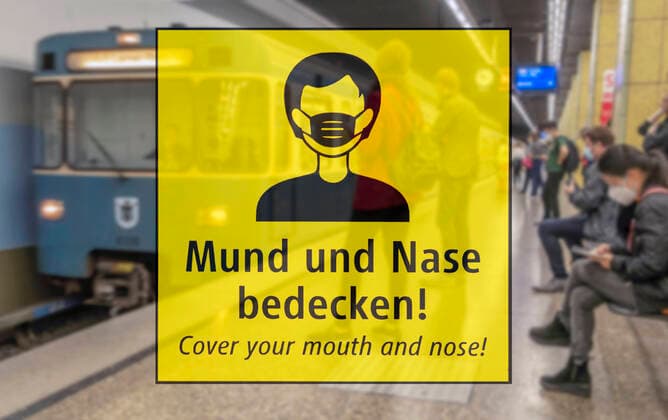 Maskenpflicht im ÖPNV, Symbolfoto, München, 12. Mai 2022 DEU, Deutschland, München, 12. Mai 2022, Maskenpflicht im ÖPNV, Symbolfoto, Münchner U-Bahn, Fahrgäste mit Mundschutz, Schild Mund und Nase bedecken, Diskussion um Maskenpflicht im Öffentlichen Nahverkehr, Bayern, Politik, bayerisch, bayerische, Mai 2022, Querformat,