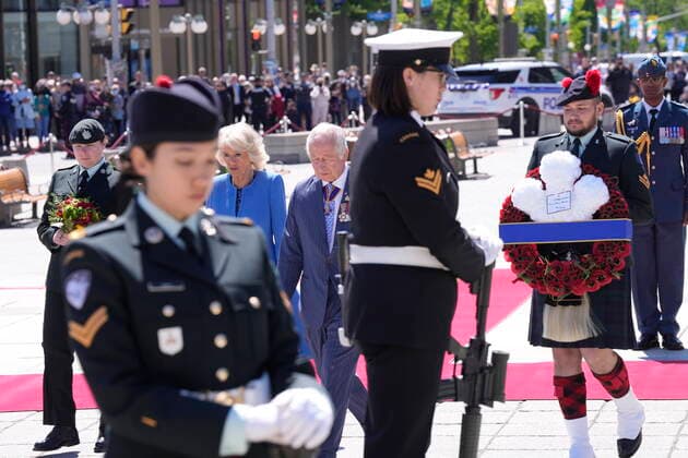 Kanada-Reise von Prinz Charles und Herzogin Camilla, Tag 2 May 18, 2022, Ottawa, ON, Canada: Prince Charles and Camilla, Duchess of Cornwall, visit the National War Memorial in Ottawa, while on their Canadian Royal Tour, Wednesday May 18, 2022. Ottawa Canada - ZUMAc35_ 20220518_zaf_c35_021 Copyright: xPaulxChiassonx