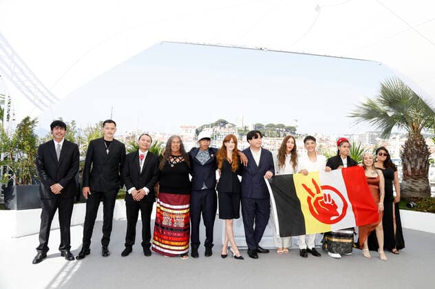 Willi White, Riley Keough, Gina Gammell, Ladainian Crazy Thunder, Calista Cottier, Robert Stover Jr, Anjelic McClung, Jessica Poor Bear, Ta-Yamni Long Black Cat, Woodrow Long Elk, Wilma Colhoff, Manual Garcia und Franklin Sioux Bob beim Photocall zum Kinofilm War Pony auf dem Festival de Cannes 2022 75. Internationale Filmfestspiele von Cannes am Palais des Festivals. Cannes, 21.05.2022
