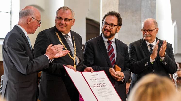 GER, Verleihung des Memminger Freiheitspreises 1525 an Prof. Dr. Heribert Prantl 21.05.2022, Kirche St. Martin, Memmingen, GER, Verleihung des Memminger Freiheitspreises 1525 an Prof. Dr. Heribert Prantl, seit dem Jahr 2005 wird der Memminger Freiheitspreis 1525 für Verdienste um Freiheit, Recht und Gerechtigkeit von der Stadt Memmingen verliehen. Prof. Dr. Heribert Prantl ist der 5. Preisträger. Der Preis soll an die 12 Artikel von 1525 erinnern, die als erste Niederschrift der Menschenrecht in Europa gelten. im Bild Bundestagspräsident a.D. Prof. Dr. Norbert Lammert (Laudator), Oberbürgermeister Manfred Schilder, Prof. Dr. Heribert Prantl, MdL a.D. Herbert Müller Mueller (Kuratoriumssprecher)