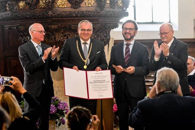 News Bilder des Tages GER, Verleihung des Memminger Freiheitspreises 1525 an Prof. Dr. Heribert Prantl 21.05.2022, Kirche St. Martin, Memmingen, GER, Verleihung des Memminger Freiheitspreises 1525 an Prof. Dr. Heribert Prantl, seit dem Jahr 2005 wird der Memminger Freiheitspreis 1525 für Verdienste um Freiheit, Recht und Gerechtigkeit von der Stadt Memmingen verliehen. Prof. Dr. Heribert Prantl ist der 5. Preisträger. Der Preis soll an die 12 Artikel von 1525 erinnern, die als erste Niederschrift der Menschenrecht in Europa gelten. im Bild Bundestagspräsident a.D. Prof. Dr. Norbert Lammert (Laudator), Oberbürgermeister Manfred Schilder, Prof. Dr. Heribert Prantl, MdL a.D. Herbert Müller Mueller (Kuratoriumssprecher)