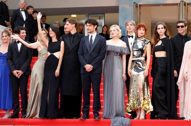 Alexandra Henochsberg, Louis Garrel, Valeria Bruni Tedeschi, Suzanne Lindon, Sofiane Bennacer, Vassili Schneider, Nadia Tereszkiewcz, Micha Lescot, Clara Bretheau, Lena Garrel und Noham Edje bei der Premiere des Kinofilms Forever Young Les Amandiers auf dem Festival de Cannes 2022 75. Internationale Filmfestspiele von Cannes im Palais des Festivals. Cannes, 22.05.2022