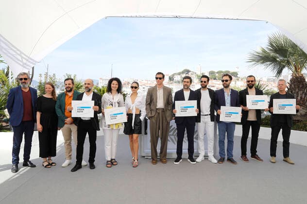 Nizam Namidar, Viola Fügen, Yorgos Tsourgiannis, Erol Babaoglu, Anita Juka, Selin Yeninci, Selahattin Pasali, Emin Alper, Ekin Koc, Erdem Senocak, Nadir Operli und Laurent Lavole beim Photocall zum Kinofilm Burning Days Kurak Günler auf dem Festival de Cannes 2022 75. Internationale Filmfestspiele von Cannes am Palais des Festivals. Cannes, 24.05.2022