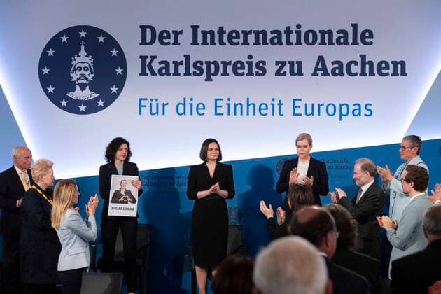 die Preistraegerinnen v.l. Tatsiana KHOMICH, Schwester der Karlspreistraegerin Maria KALESNIKAVA, BLR, Weissrussland, Belarus, Buergerrechtlerin, Swetlana TICHANOWSKAJA, BLR, Weissrussland, Belarus, Buergerrechtlerin, Karlspreistraegerin, Veronica TSEPKALO, BLR, Weissrussland, Belarus, Buergerrechtlerin, Karlspreistraegerin, Internationaler Karlspreis der Stadt Aachen, Verleihung im Rathaus der Stadt Aachen am 26.05.2022.