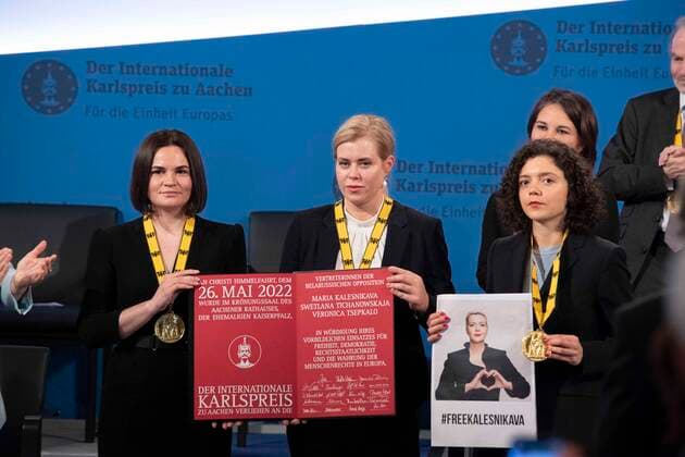 die Preistraegerinnen v.l. Swetlana TICHANOWSKAJA, BLR, Weissrussland, Belarus, Buergerrechtlerin, Karlspreistraegerin, Veronica TSEPKALO, BLR, Weissrussland, Belarus, Buergerrechtlerin, Karlspreistraegerin, Tatsiana KHOMICH, Schwester der Karlspreistraegerin Maria KALESNIKAVA, BLR, Weissrussland, Belarus, Buergerrechtlerin, Internationaler Karlspreis der Stadt Aachen, Verleihung im Rathaus der Stadt Aachen am 26.05.2022.