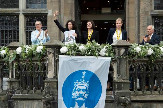 v.l. Tatsiana KHOMICH, Schwester der Karlspreistraegerin Maria KALESNIKAVA, BLR, Weissrussland, Belarus, Buergerrechtlerin, Swetlana TICHANOWSKAJA, BLR, Weissrussland, Belarus, Buergerrechtlerin, Karlspreistraegerin, Veronica TSEPKALO, BLR, Weissrussland, Belarus, Buergerrechtlerin, Karlspreistraegerin, Balkonszene vor dem Rathaus, Internationaler Karlspreis der Stadt Aachen, Verleihung im Rathaus der Stadt Aachen am 26.05.2022.