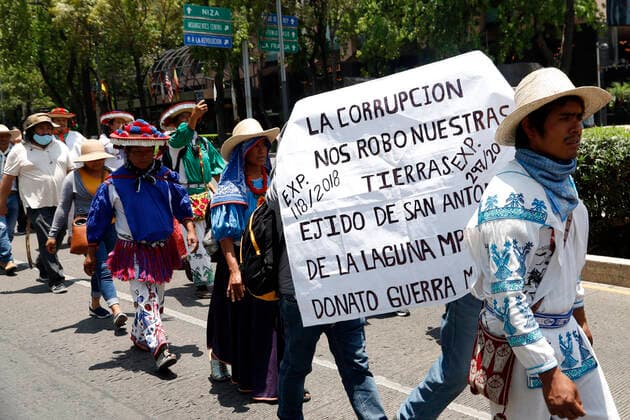 May 26, 2022, Mexico City, Mexico City, Mexico: Members of the Wix¡rika Caravan for Dignity and Conscience led by Oscar Hern¡ndez, president of Bienes Comunales of the Wix¡rika Community take part during a demonstration to demand the return of their communal lands, around 11,000 hectares, taken by businessmen and cattle ranchers, and for which they demand the president of Mexico, AndrŽs Manuel L pez Obrador to keep his word to restitute them. The community members traveled more than 900 kilometers from the state of Jalisco. On May 26, 2022 In Mexico City, Mexico. Mexico City Mexico - ZUMAe321 20220526_zia_e321_047 Copyright: xLuisxBarronx xEyepixxGroupx