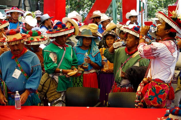 May 26, 2022, Mexico City, Mexico City, Mexico: Members of the Wix¡rika Caravan for Dignity and Conscience led by Oscar Hern¡ndez, president of Bienes Comunales of the Wix¡rika Community take part during a demonstration to demand the return of their communal lands, around 11,000 hectares, taken by businessmen and cattle ranchers, and for which they demand the president of Mexico, AndrŽs Manuel L pez Obrador to keep his word to restitute them. The community members traveled more than 900 kilometers from the state of Jalisco. On May 26, 2022 In Mexico City, Mexico. Mexico City Mexico - ZUMAe321 20220526_zia_e321_050 Copyright: xLuisxBarronx xEyepixxGroupx