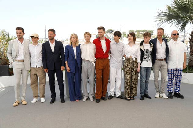 Marc Weiss, Leon Bataille, Kevin Janssens, Lea Drucker, Eden Dambrine, Lukas Dhont, Gustav De Waele, Emilie Dequenne, Igor van Dessel, und Angelo Tijssens beim Photocall zum Kinofilm Close auf dem Festival de Cannes 2022 75. Internationale Filmfestspiele von Cannes am Palais des Festivals. Cannes, 27.05.2022