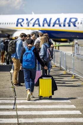 2022-05-31 11:27:40 MAASTRICHT - Travelers at Maastricht Aachen Airport. The provincial government of Limburg leaves the decision about the future of Maastricht Aachen Airport entirely to the Provincial Council. ANP MARCEL VAN HOORN netherlands out - belgium out