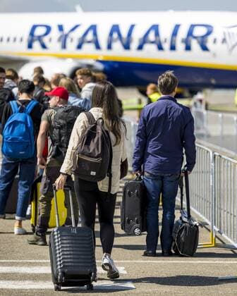 2022-05-31 11:28:16 MAASTRICHT - Travelers at Maastricht Aachen Airport. The provincial government of Limburg leaves the decision about the future of Maastricht Aachen Airport entirely to the Provincial Council. ANP MARCEL VAN HOORN netherlands out - belgium out