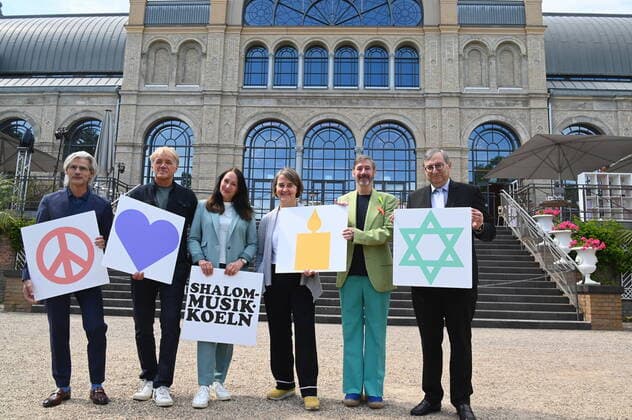 News Bilder des Tages Stefan Charles, Kulturdezernent der Stadt Köln, l-r, Norbert Oberhaus, Konzertveranstalter, Claudia Hessel, Kölner Forum für Kultur und Dialog, Ulrike Neukamm und Höft, künstlerische Leiter, Abraham Lehrer, Zentralrat der Juden bei der Pressekonferenz zum Programm von Shalom Musik Köln das Musikfestival findet im Rahmen des jüdischen Festjahr vom 4.-11.08.2022 statt.