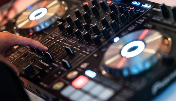 IMAGO Creative: Jahreszeit Sommer, Festivals Ein Mischpult eines Dj steht bei einer Hochzeitsfeier im Festsaal. Rottweil Baden-Württemberg Deutschland
