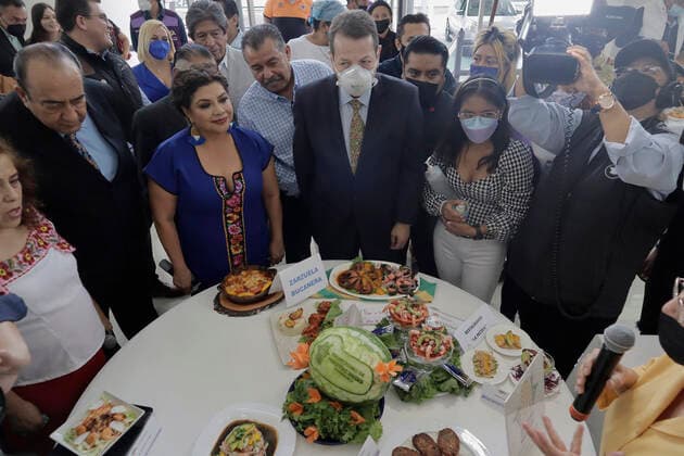 Mexiko, Fisch- und Meeresfrüchte Messe in Iztapalapa June 8, 2022, Mexico City, Mexico City, Mexico: Jun 8, 2022, Mexico City, Mexico: Secretary of Economic Development of Mexico City Fadlala Akabani and Iztapalapa Mayor Clara Brugada take a tour during the 16th Fish and Seafood Fair 2022 in Iztapalapa. On Jun 8, 2022 in Mexico City, Mexico. Mexico City Mexico - ZUMAe321 20220608_zia_e321_073 Copyright: xGerardoxVieyrax xEyepixxGroupx