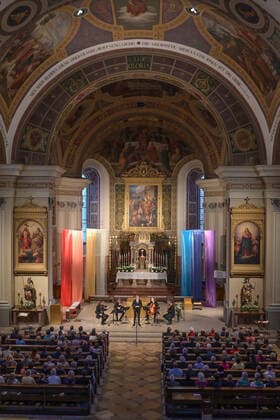 Konzert des Spring String Quartetts mit dem Countertenor Alois Mühlbacher, in der Stadtpfarrkirche St. Nikolaus, in Bad Ischl, im Rahmen der Salzkammergut Festwochen Gmunden , am 11.06.22. Das Bild zeigt den Innenraum der Kirche mit dem String Spring Quarett mit dem Countertenor Alois Mühlbacher. v.l.n.r.: Violinist Christian Wirth, Violinist Marcus Wall, Countertenor Alois Mühlbacher, Violoncellist Stephan Punderlitschek, Violaspieler Julian Gillesberger 2022 - Konzert des Spring String Quartetts mit dem Countertenor Alois Mühlbacher, in der Stadtpfarrkirche St. Nikolaus, in Bad Ischl, im Rahmen der Salzkammergut Festwochen Gmunden , am 11.06.22