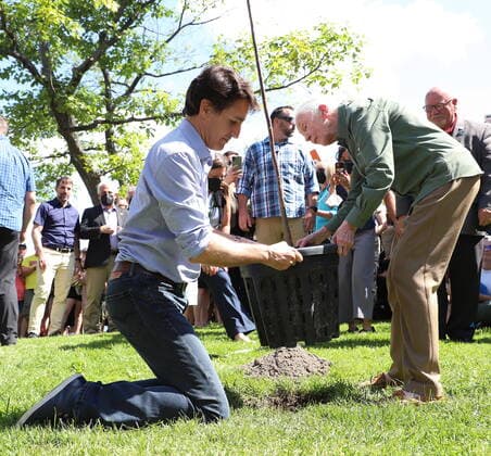 News Bilder des Tages July 7, 2022, Sudbury, ON, CANADA: Prime Minister Justin Trudeau and Dr. Jane Goodall took part in the historic planting of Greater SudburyöÄÃ s 10 millionth tree, in Bell Park, Greater Sudbury, Ont., Thursday, July 7, 2022. Sudbury CANADA - ZUMAc35_ 20220707_zaf_c35_044 Copyright: xGinoxDonatox