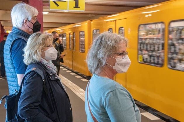 FFP2-Maskenpflicht in Öffentlichen Verkehrsmitteln, Fahrgäste mit Maske im U-Bahnhof, Berlin, 9. Juli 2022 Deutschland, Berlin, 9. Juli 2022, FFP2-Maskenpflicht in Öffentlichen Verkehrsmitteln in Berlin, ältere Fahrgäste mit Maske im U-Bahnhof, BVG, Maske ist Pflicht, Coronaschutz, Sommerwelle, BA.5, Omikron, Pandemie, Covid-19, Coronakrise,