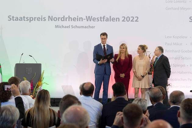 von links: Hendrik WUEST, Wüst, CDU, Ministerpraesident des Landes Nordrhein-Westfalen, Corinna SCHUACHER, Gina SCHUMACHER, mit der Staatspreis-Urkunde fuer Michael Schumacher, Jean TODT, ehem. Teamchef Ferrari, Roter Teppich, Red Carpet Show, Ankunft, arrival, Verleihung des Staatspreises des Landes Nordrhein-Westfalen in Koeln am 20.07.2022