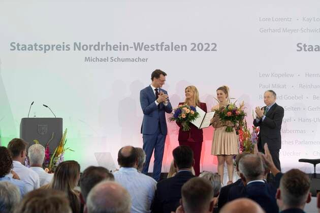 von links: Hendrik WUEST, Wüst, CDU, Ministerpraesident des Landes Nordrhein-Westfalen, Corinna SCHUACHER, Gina SCHUMACHER, mit der Staatspreis-Urkunde fuer Michael Schumacher, Jean TODT, ehem. Teamchef Ferrari, Roter Teppich, Red Carpet Show, Ankunft, arrival, Verleihung des Staatspreises des Landes Nordrhein-Westfalen in Koeln am 20.07.2022