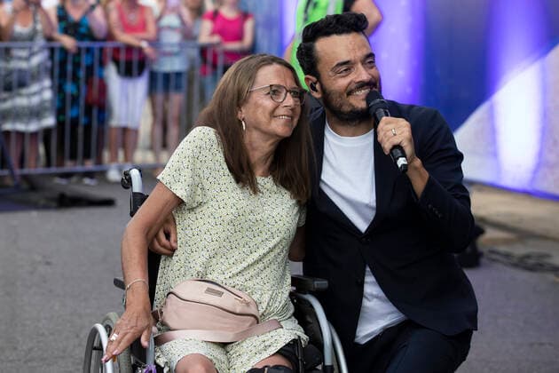 Schlagerinsel Unterhaltung: Schlagerinsel am 03.07.2022 Hildesheim (Niedersachsen). Giovanni Zarella lässt sich mit einer im Rollstuhl sitzenden Zuschauerin fotografieren Hildesheim Volksfestplatz Niedersachsen Deutschland Copyright: xMarcoxSteinbrenner Kirchner-Mediax