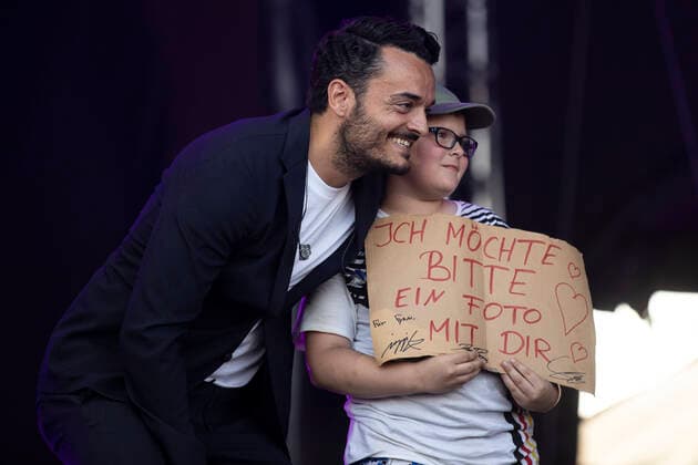Schlagerinsel Unterhaltung: Schlagerinsel am 03.07.2022 Hildesheim (Niedersachsen). Giovanni Zarella steht in Hildesheim mit einem Fan auf der Bühne Hildesheim Volksfestplatz Niedersachsen Deutschland Copyright: xMarcoxSteinbrenner Kirchner-Mediax