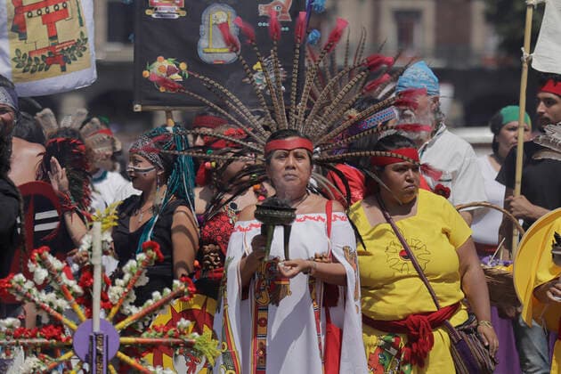 Mexiko, Feierlichkeiten zum 697. Jahrestag der Gründung von Tenochtitlan July 26, 2022, Mexico City, Mexico City, Mexico: July 26, 2022, Mexico City, Mexico: Dancers disguised with pre-hispanic dresses take part during a traditional ceremony to celebrate the 697th anniversary of the founding of Tenochtitlan, the Mexica capital, at the Mexico s Zocalo. on July 26, 2022 in Mexico City, Mexico. Mexico City Mexico - ZUMAe321 20220726_zia_e321_059 Copyright: xGerardoxVieyra xEyepixxGroupx