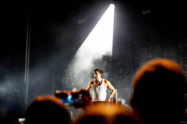 Der Singer-Songwriter Max Giesinger tritt am Dienstag (26.07.22) im Schloss Eyrichshof in Ebern (Landkreis Haßberge) vor rund 3000 Besuchern auf. Copyright: HMBxMedia PattyxVarasano