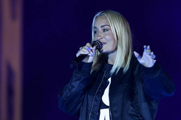 20.03.2022, xlakx, Entertainment Demo, Sound of Peace - Friedenskundgebung für die Ukraine emspor, v.l.Sarah Connor bei der Kundgebung und dem Friedenskonzert Sound Of Peace gegen den Krieg in der Ukraine am Brandenburger Tor Berlin